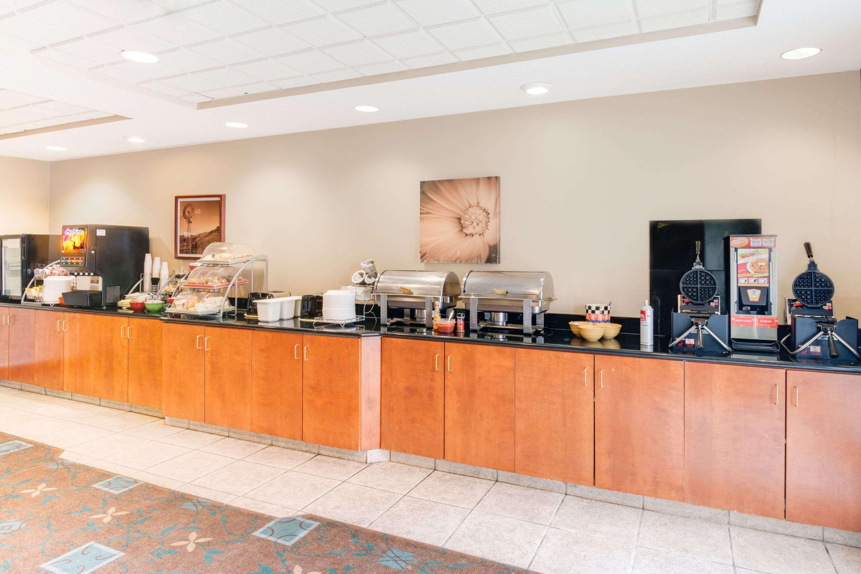 Wingate By Wyndham Gillette Hotel Bagian luar foto